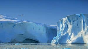 Illustration de la piraterie glaciaire du glacier Kohler Est en Antarctique. Image réalisée par IA.