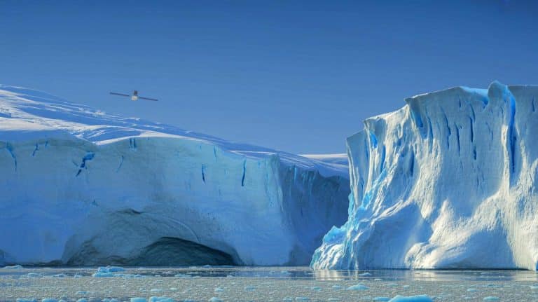 Accélération inquiétante : ce glacier de l&rsquo;Antarctique dérobe la glace de son voisin à une vitesse record de 12 kilomètres par an, une menace pour l&rsquo;équilibre climatique mondial