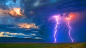 Illustration de la formation de rayons gamma lors d'un orage. Image réalisée par IA.