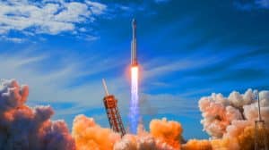 Illustration de la fusée Starship de SpaceX lors de son vol d'essai. Image réalisée par IA.