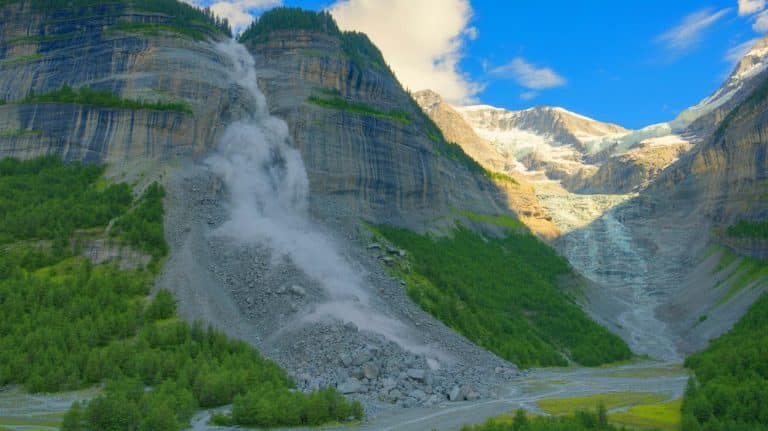 La nature se déchaîne : cet éboulement colossal en Suisse dévoile une amélioration fragile mais les experts appellent à une vigilance accrue face aux risques persistants