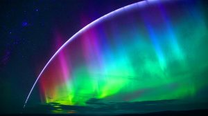 Illustration de mystérieuses aurores boréales et d'une traînée lumineuse dans le ciel américain. Image réalisée par IA.
