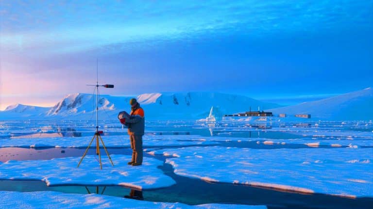 Dans l&rsquo;isolement glacial de l&rsquo;Arctique norvégien : découvrez le quotidien fascinant et méconnu des météorologues, ces artisans du climat à la vie solitaire