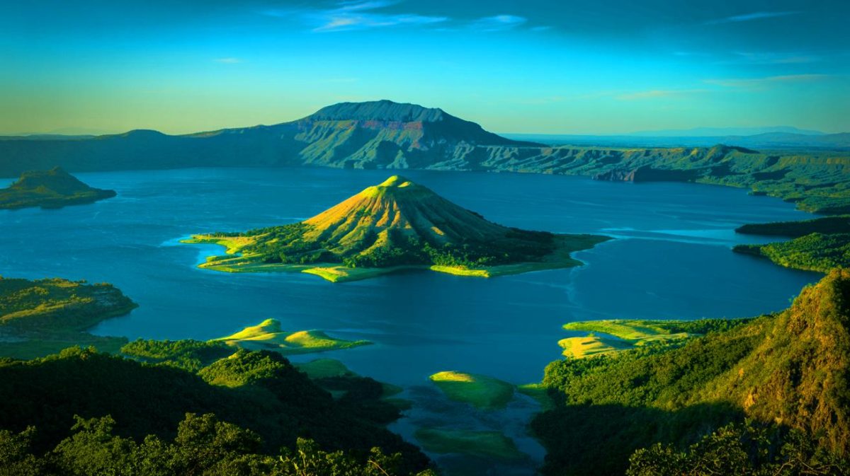 Illustration de la caldeira du lac Taal avec ses îles emboîtées et son écosystème unique. Image réalisée par IA.