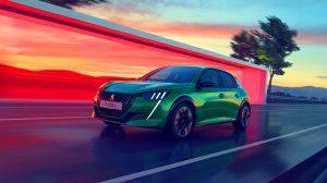 Illustration de la nouvelle Peugeot e-208 GTI électrique en action. Image réalisée par IA.