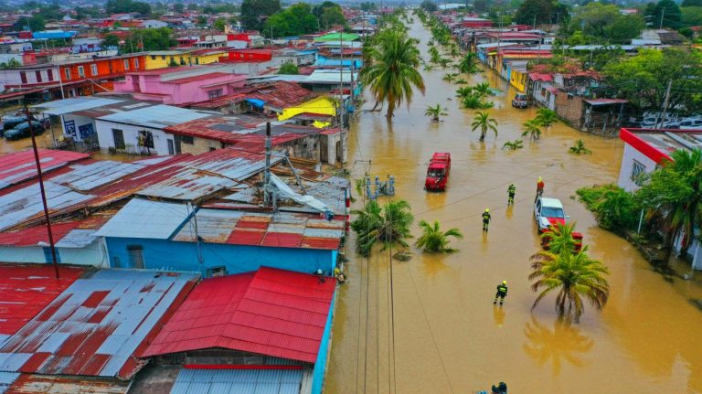 La présidente Sheinbaum s&rsquo;attaque aux ravages : l&rsquo;ouragan Erick frappe durement le Mexique, zones sinistrées en état d&rsquo;urgence absolue