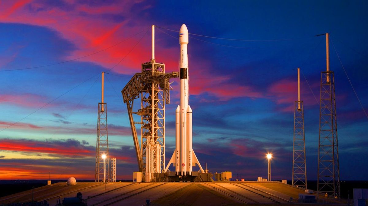 Illustration de la fusée Falcon 9 sur son pas de tir avec l'équipage de la mission Ax-4 prêt à décoller vers la Station spatiale internationale. Image réalisée par IA.