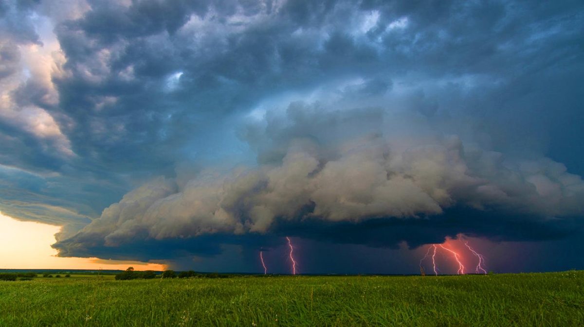 Illustration de la formation d'un orage de chaleur en fin de journée caniculaire. Image réalisée par IA.