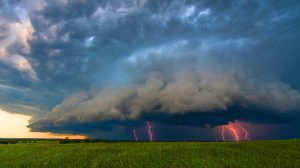 Illustration de la formation d'un orage de chaleur en fin de journée caniculaire. Image réalisée par IA.