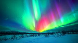 Illustration de phénomènes lumineux des aurores boréales dans le ciel nocturne. Image réalisée par IA.