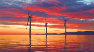 Illustration de trois éoliennes flottantes au large des côtes de Port-de-Bouc, représentant le parc éolien "Provence Grand large". Image réalisée par IA.