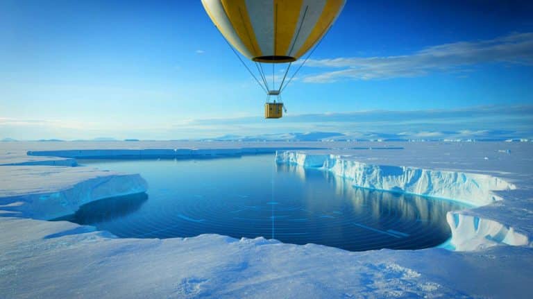 Une découverte qui bouleverse notre compréhension de l&rsquo;univers : des signaux radio mystérieux émis sous la glace glaciale de l&rsquo;Antarctique intriguent les scientifiques