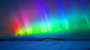 Illustration de magnifiques aurores boréales illuminant le ciel nocturne. Image réalisée par IA.