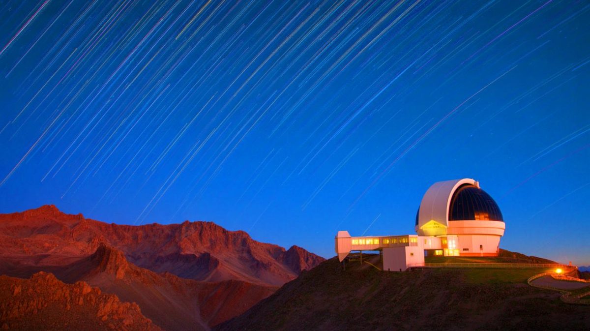 Illustration de l'Observatoire Vera Rubin au Chili avec la menace des satellites sur ses observations célestes. Image réalisée par IA.