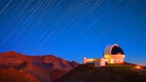 Illustration de l'Observatoire Vera Rubin au Chili avec la menace des satellites sur ses observations célestes. Image réalisée par IA.