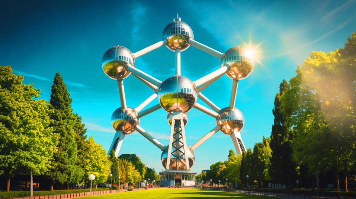 Illustration de l'Atomium de Bruxelles sous l'effet de la chaleur intense. Image réalisée par IA.