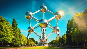 Illustration de l'Atomium de Bruxelles sous l'effet de la chaleur intense. Image réalisée par IA.