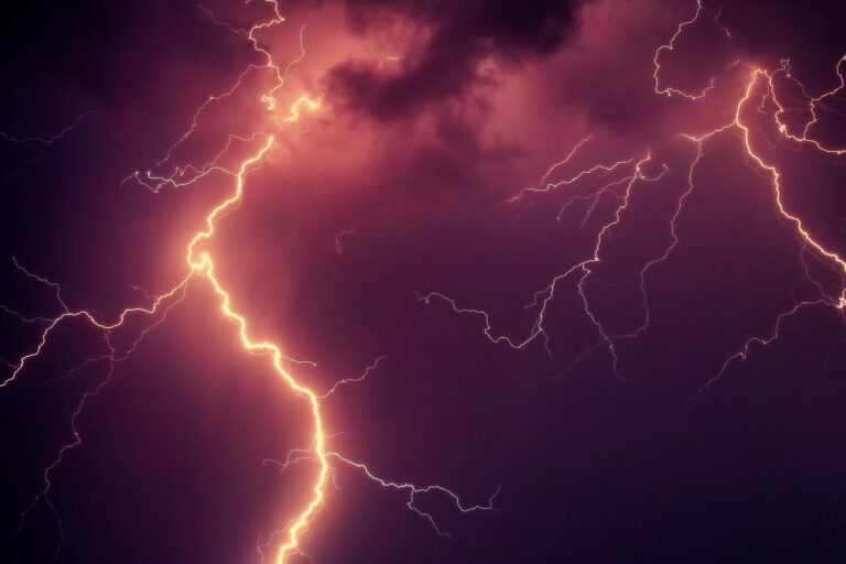 « Attention, c&rsquo;est explosif » : sept départements en alerte orange pour des orages dévastateurs samedi soir, le nord-est en ligne de mire dimanche