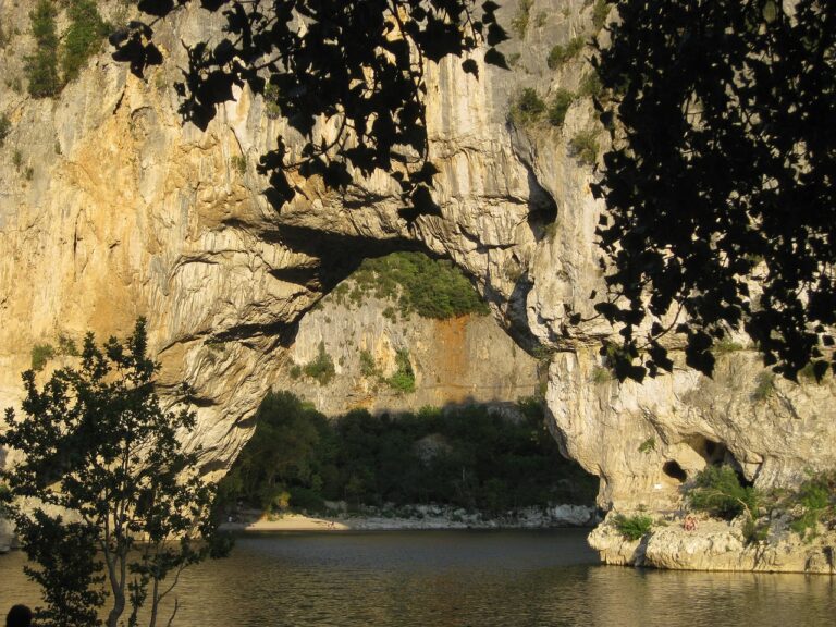 « Canoë Malin a sauvé notre expédition ! » : découvrez l&rsquo;allié insoupçonné des aventuriers dans les Gorges de l&rsquo;Ardèche grâce à l&rsquo;IA innovante et surprenante