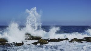 « Ce vent est un cri de la mer » : découvrez la vérité cachée derrière ces rafales incessantes qui balayent les plages chaque été et l&rsquo;impact méconnu sur notre santé