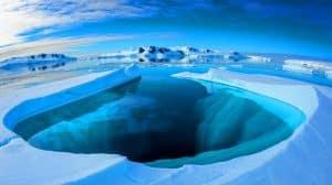 Illustration de la fonte des glaces en Antarctique révélant un réseau d'eau douce sous-glaciaire. Image réalisée par IA.