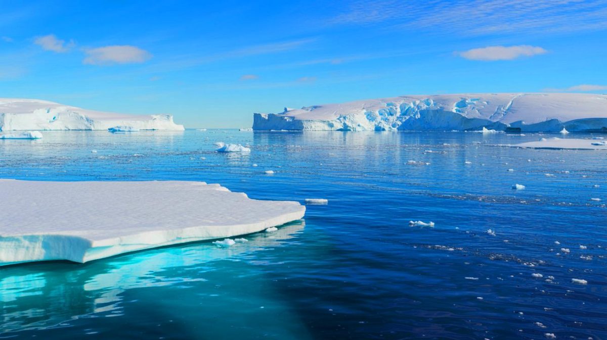Illustration de l'augmentation de la salinité des eaux de surface autour de l'Antarctique, générée par intelligence artificielle.