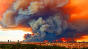 Illustration de l'immense nuage de fumée recouvrant Madrid, causé par un incendie de forêt, générée par intelligence artificielle.