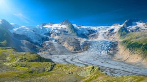 Illustration de la fonte accélérée des glaciers dans les Alpes, générée par intelligence artificielle.