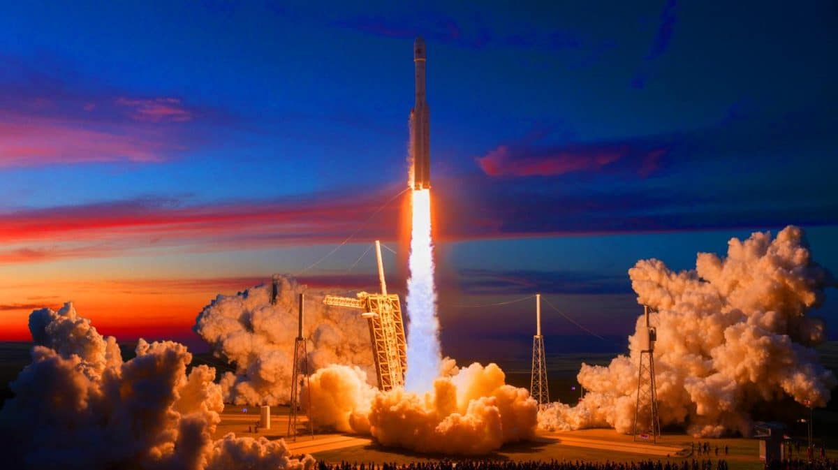 Illustration de la Falcon 9 illuminant le ciel lors de son lancement spectaculaire. Image réalisée par IA.