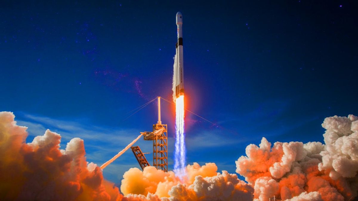 Illustration de la fusée Falcon 9 de SpaceX se préparant à son lancement pour déployer un satellite en orbite géostationnaire. Image réalisée par IA.